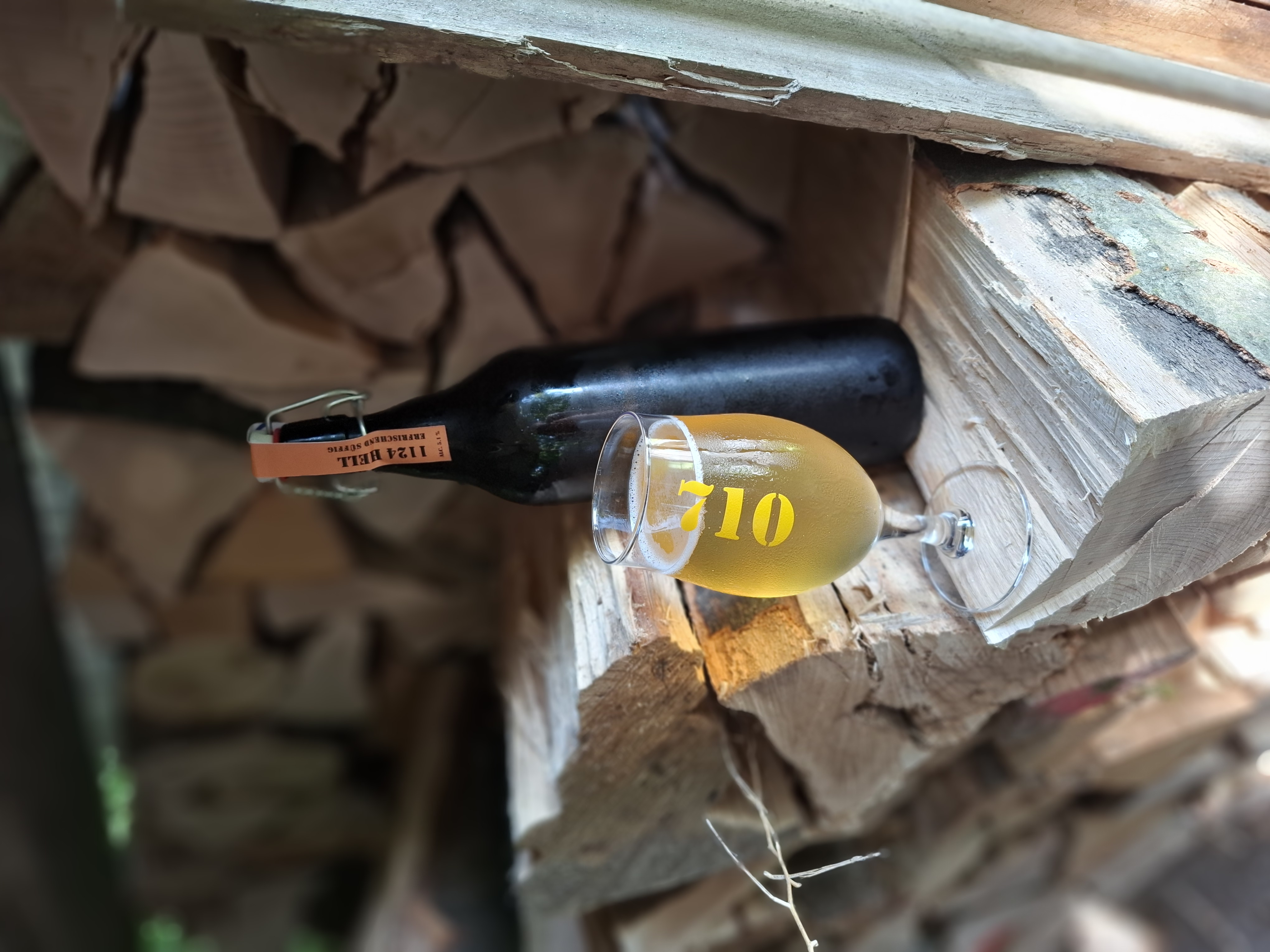 Gestapelte Harassen und frisch gebrautes Bier der Brauerei 710